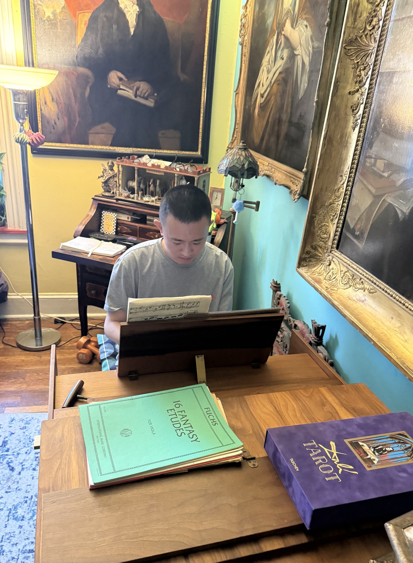 Tianyi Ni reading music at the piano
